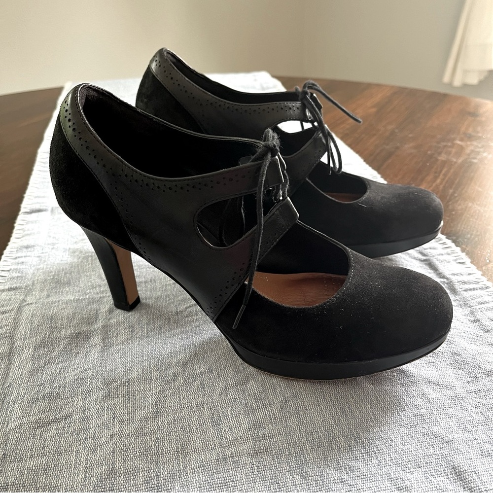 🥰 Clarks Artisan boot heels, size 7, lace up, black suede - EUC and cute on!